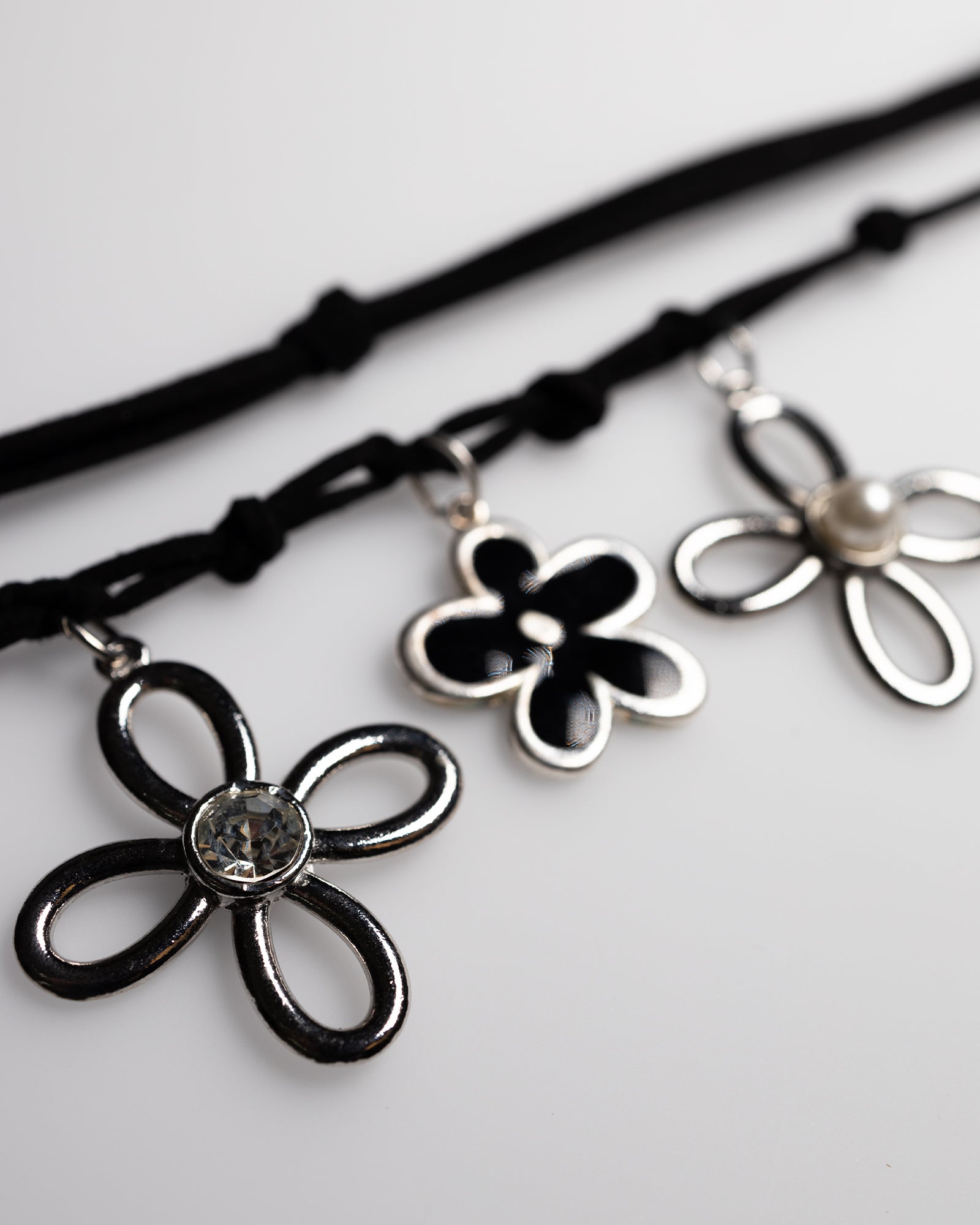 90s Vintage Archive Flower Necklace in Silver